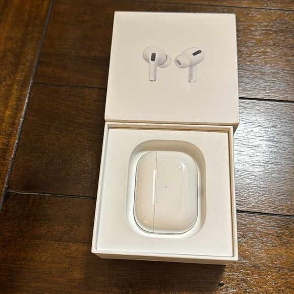 AirPods - Picture 2 of 3